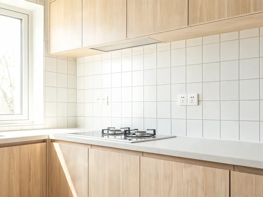 Betegelde keuken achterwand tussen werkblad en bovenkasten in de Achterhoek